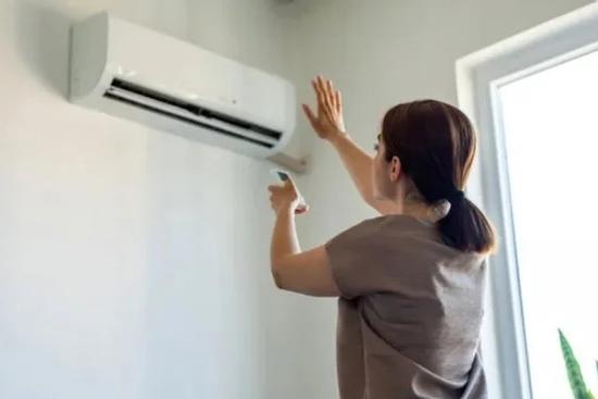 Vì sao không nên đóng kín cửa khi bật điều hòa? Đừng bật dưới 25°C nếu không muốn điều này xảy ra