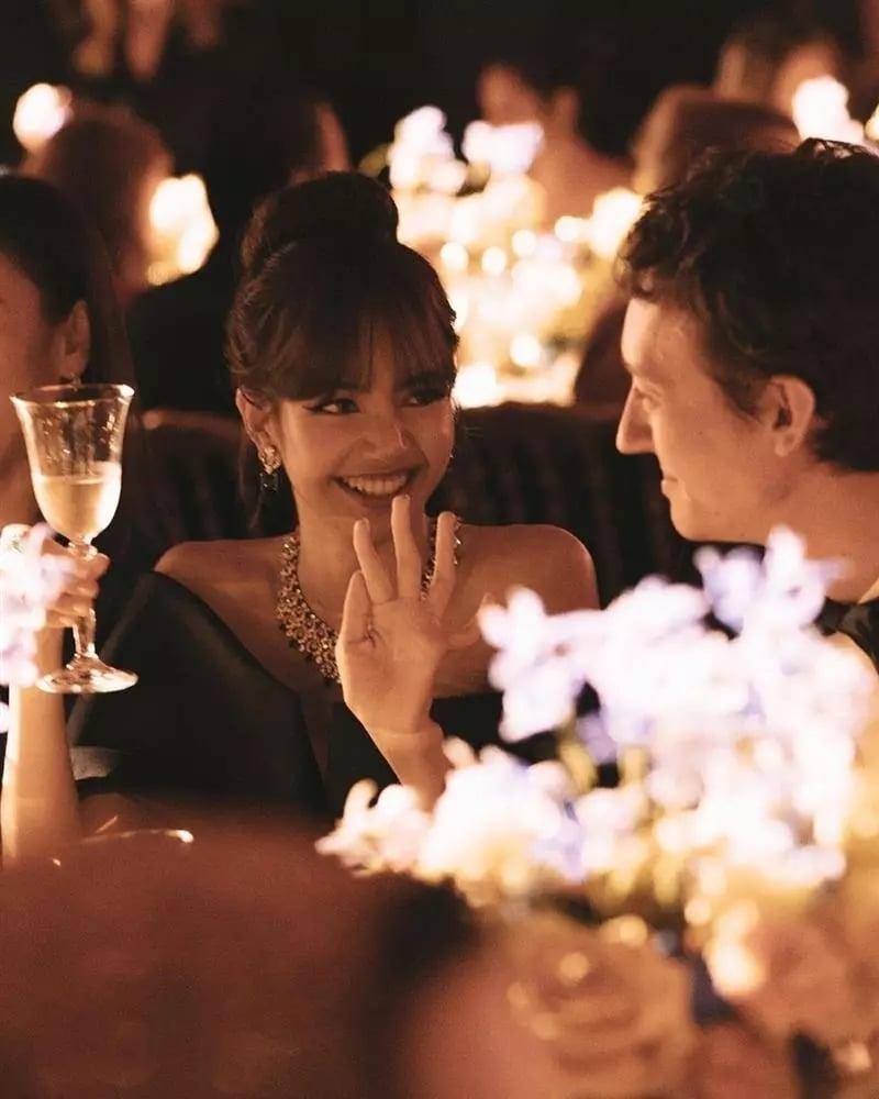 Lisa (Blackpink) ngầm xác nhận chuyện tình cảm với bạn trai tỉ phú-7