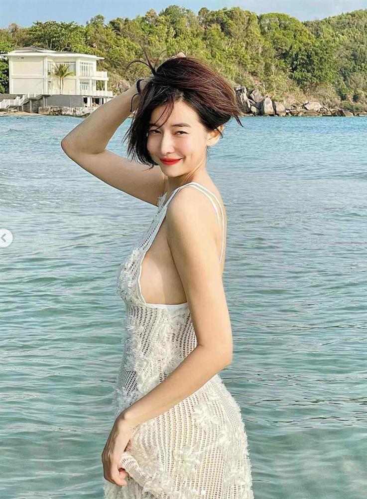 Cao Thái Hà đi biển mặc váy lưới đánh cá, khoe làn da trắng nõn nà cuốn hút-2
