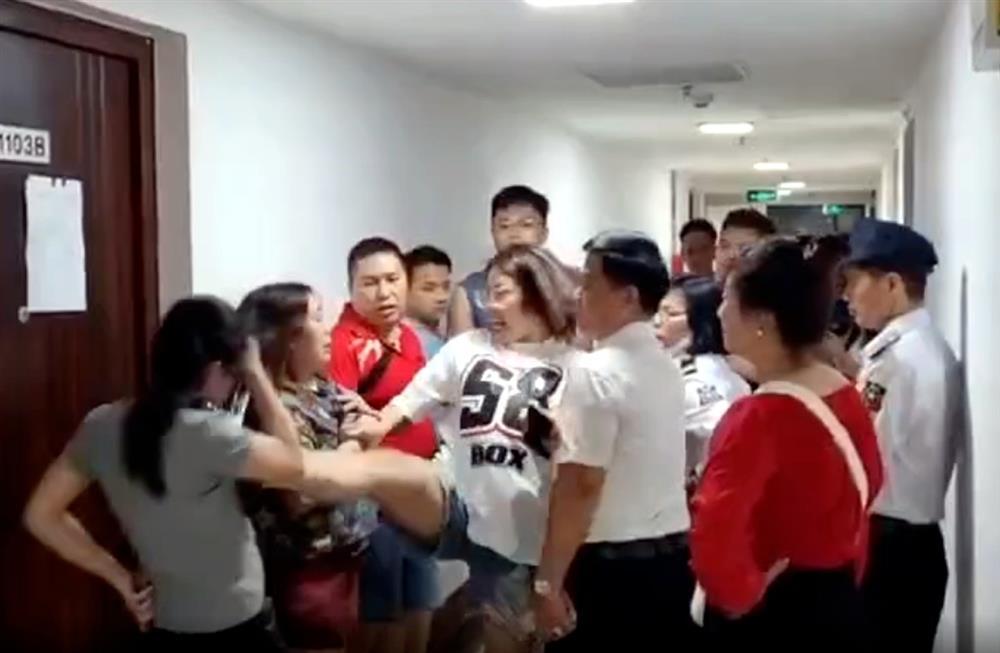 Công an vào cuộc vụ người phụ nữ đạp cư dân tại chung cư ở Hà Nội-1