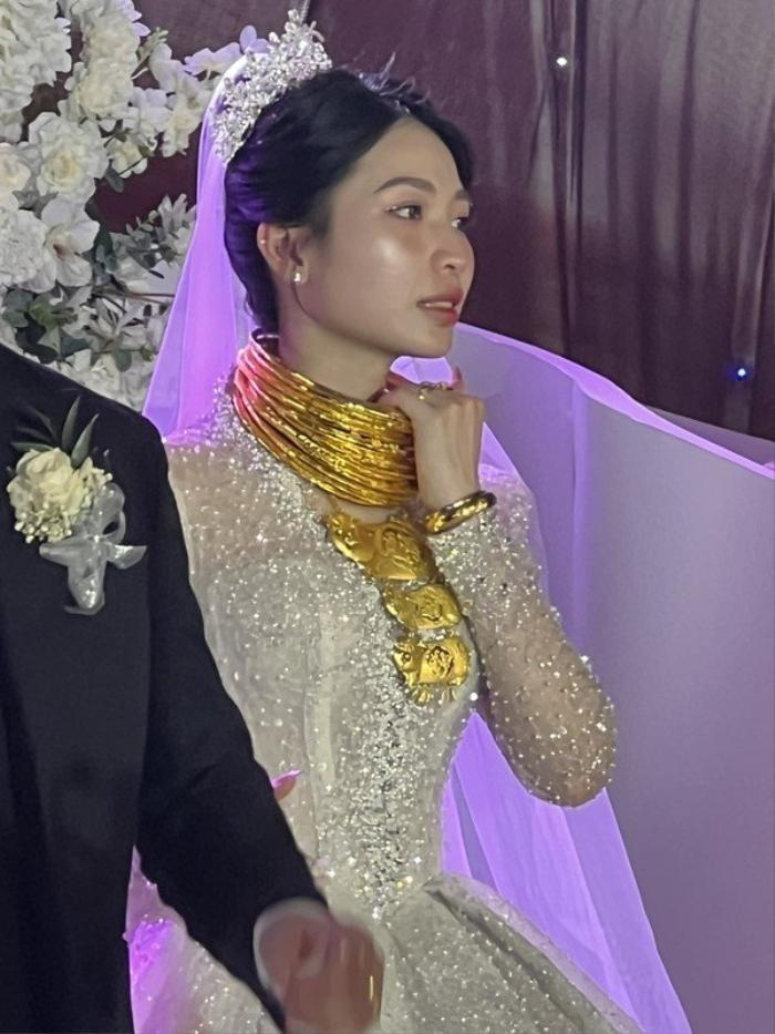 Cô dâu xinh đẹp đeo 30 kiềng vàng kín cổ, giá trị hơn 1 tỷ đồng gây sốt-5