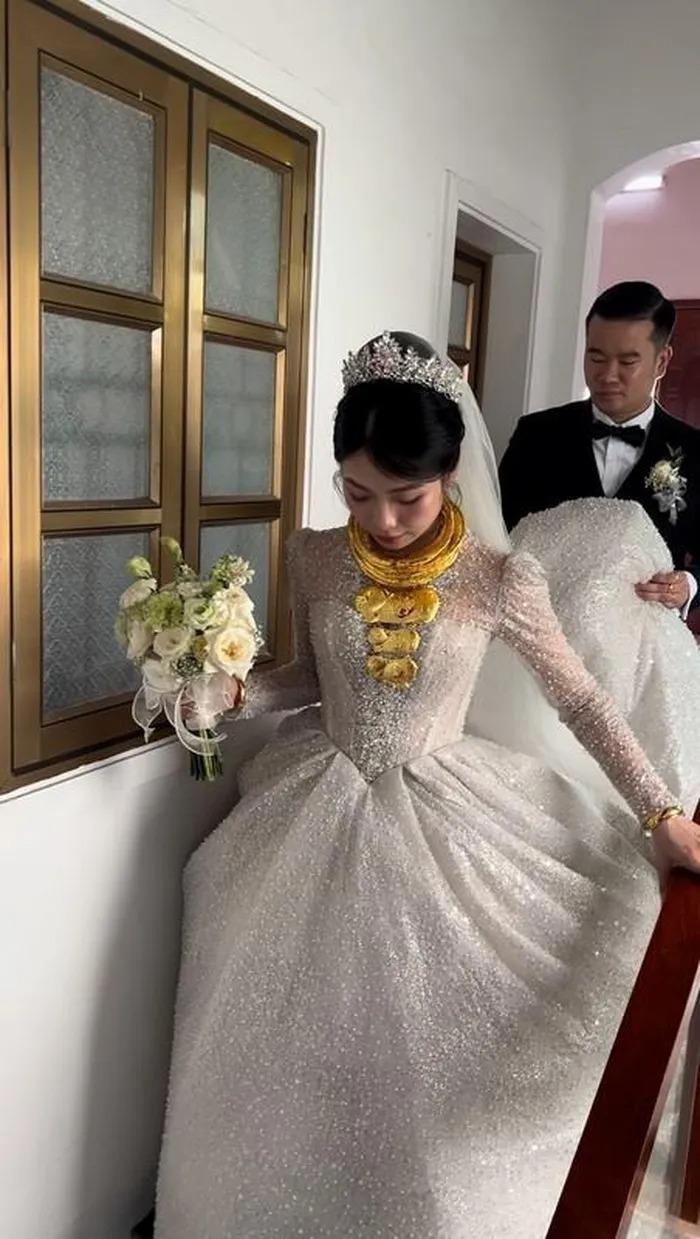 Cô dâu xinh đẹp đeo 30 kiềng vàng kín cổ, giá trị hơn 1 tỷ đồng gây sốt-1