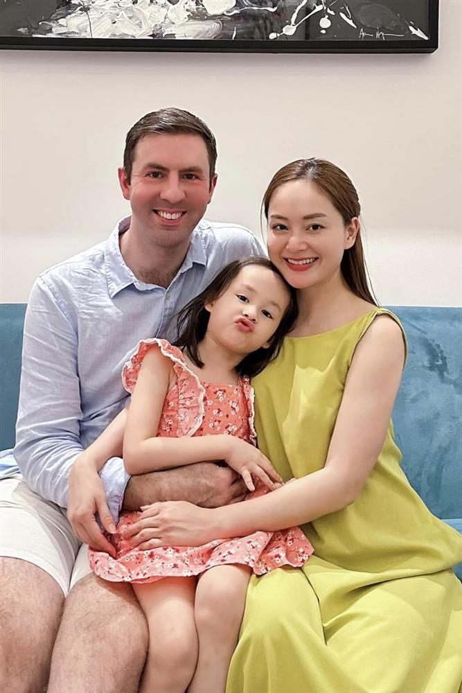 Ái nữ nhà Lan Phương gây sốt với vẻ đẹp lai Tây, sở hữu một thứ dù 2 tháng tuổi khiến dân tình ao ước-8