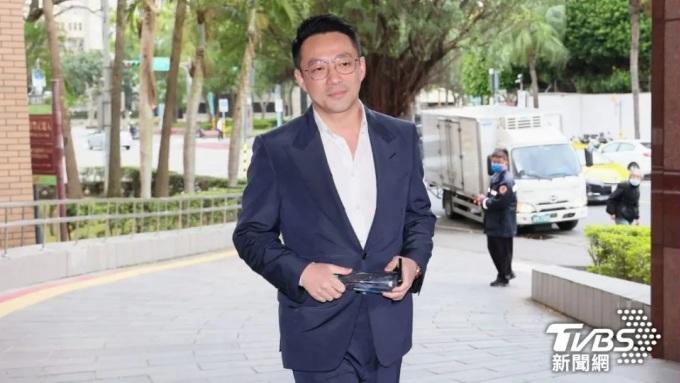 Vừa đưa tình mới ra mắt mẹ, Uông Tiểu Phi kêu luật sư đến tận nhà Từ Hy Viên để đòi con-2