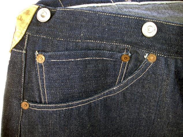 Người đàn ông xuống tiền mua chiếc quần jean cũ với giá 2,5 tỷ đồng-2