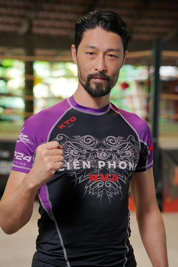 Johnny Trí Nguyễn 17 năm sau Dòng Máu Anh Hùng: Vẻ ngoài tuổi 50 xuống sắc, chưa làm đám cưới với bạn gái-7