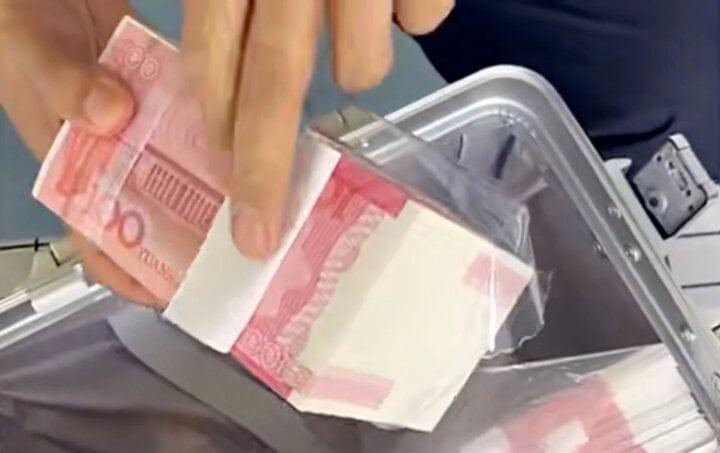 Chàng trai gây tranh cãi khi đưa 2,4 tỷ đồng tiền giả cho vợ sắp cưới mua nhà-2