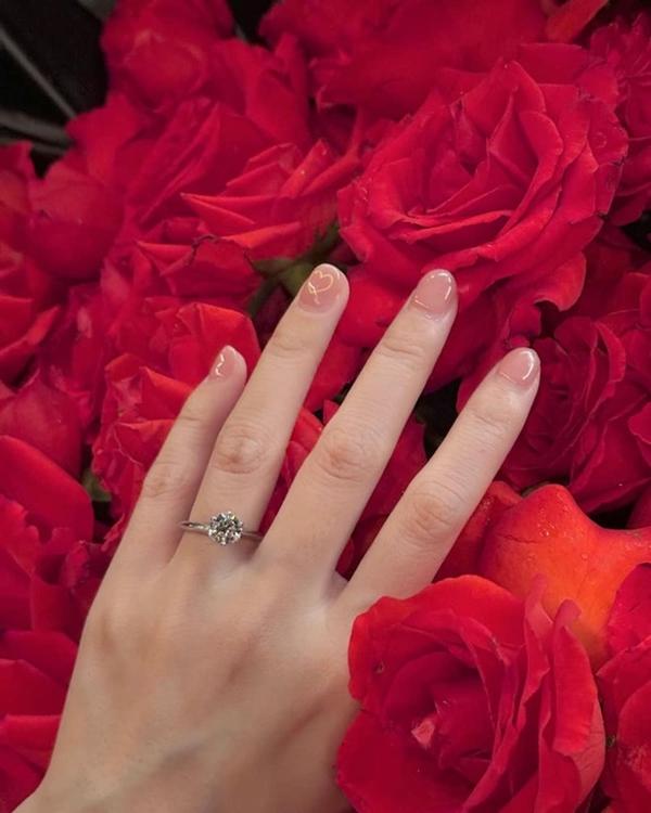 Chị đẹp vừa được cơ trưởng nổi tiếng nhất Việt Nam cầu hôn, vui quá tuyên bố nghỉ bán hàng-1