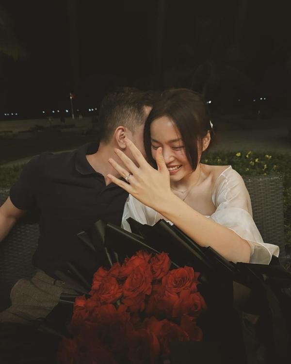 Chị đẹp vừa được cơ trưởng nổi tiếng nhất Việt Nam cầu hôn, vui quá tuyên bố nghỉ bán hàng-2