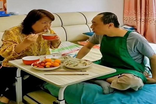 Ly hôn hơn 10 năm, người phụ nữ quay lại giúp chồng cũ một việc cảm động-1