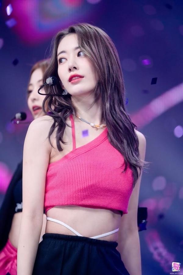 Cô trưởng phòng phim Việt táo bạo phối quần jeans với đồ bơi-9