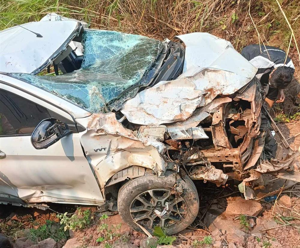 Ô tô mất lái, 5 người trong gia đình rơi xuống vực sâu ở Điện Biên-1