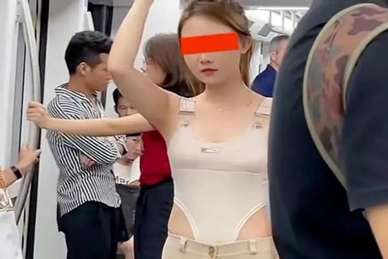 Cô gái ăn mặc kỳ lạ khiến nhiều người xấu hổ khi nhìn thấy