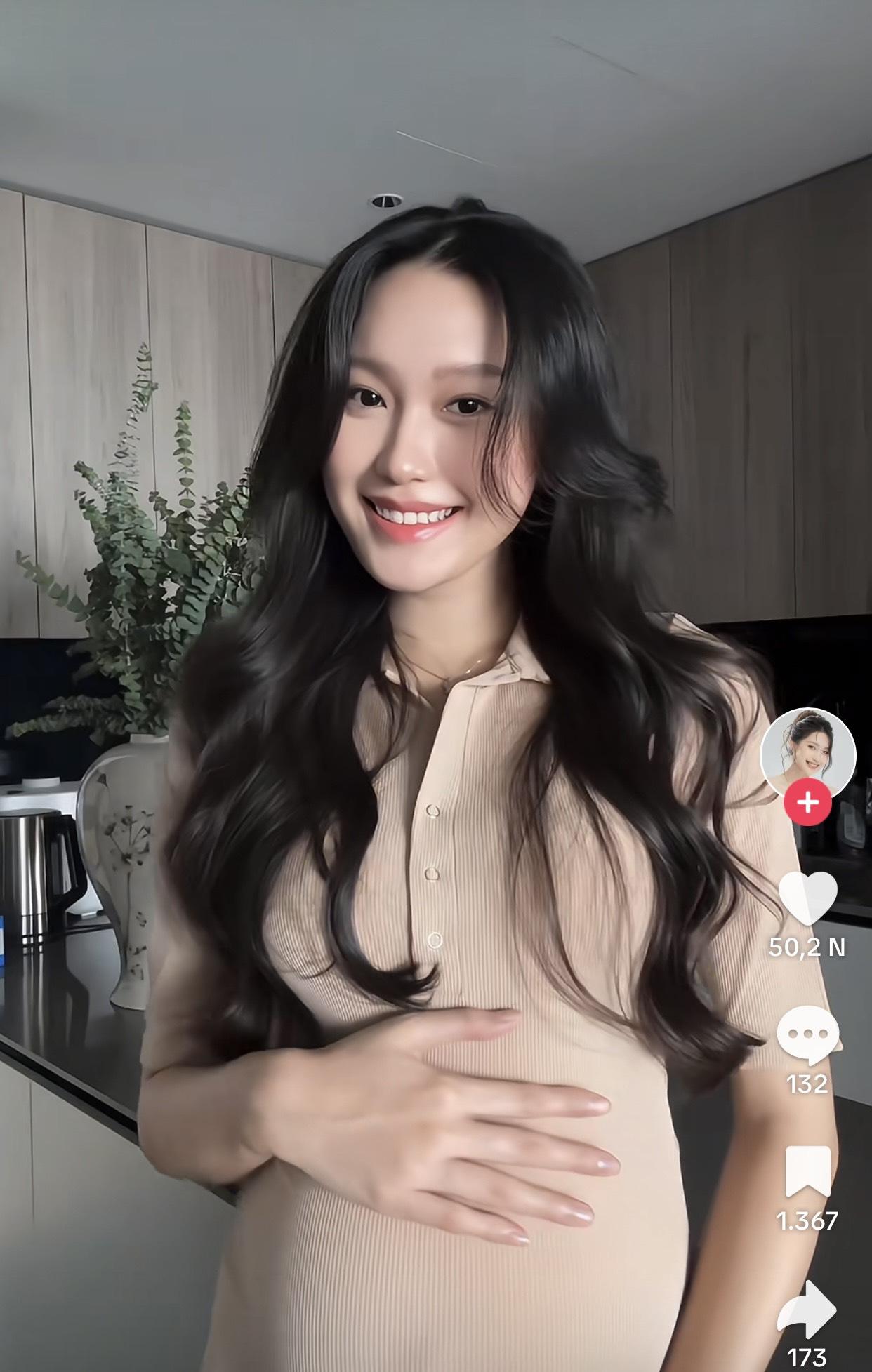 Lộ sắc vóc bầu bí tăng 11 kg của bà xã Đoàn Văn Hậu-2