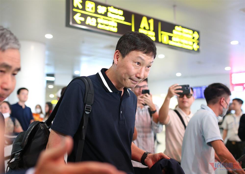 HLV Kim Sang Sik thân thiện, khiêm tốn khi đến Hà Nội-2