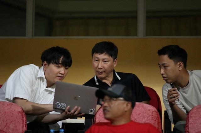Vừa tới Việt Nam ít giờ, HLV Kim Sang-sik đã tất tả đi xem HAGL đá V.League-3