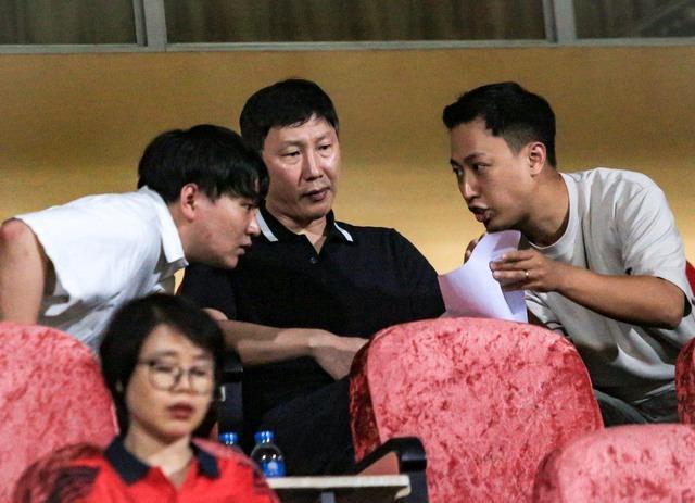 Vừa tới Việt Nam ít giờ, HLV Kim Sang-sik đã tất tả đi xem HAGL đá V.League-4
