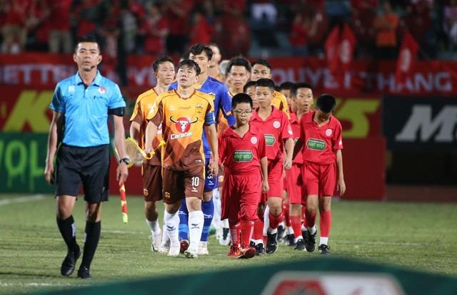 Vừa tới Việt Nam ít giờ, HLV Kim Sang-sik đã tất tả đi xem HAGL đá V.League-5