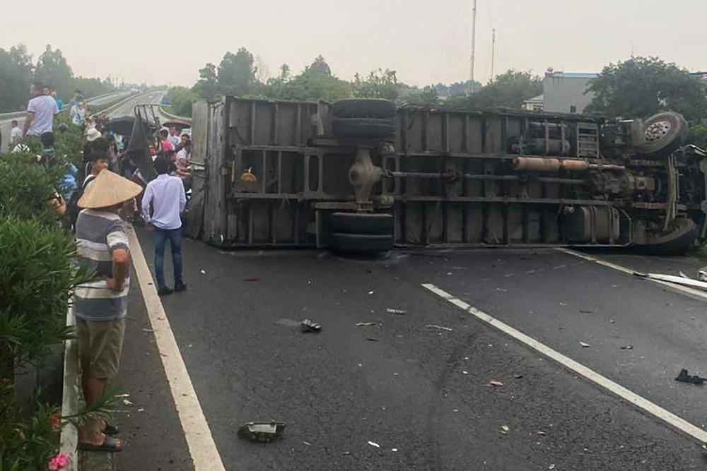 6 ô tô đâm liên hoàn trên cao tốc Nội Bài - Lào Cai-2