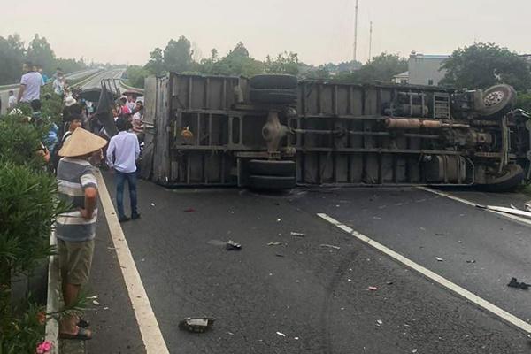 Va chạm trên cao tốc La Sơn-Túy Loan, xe tải rơi xuống gầm cầu-2