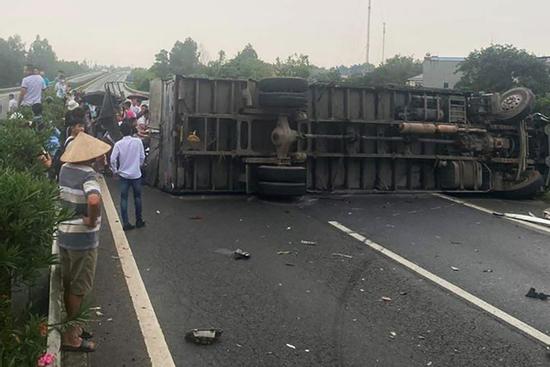 6 ô tô đâm liên hoàn trên cao tốc Nội Bài - Lào Cai