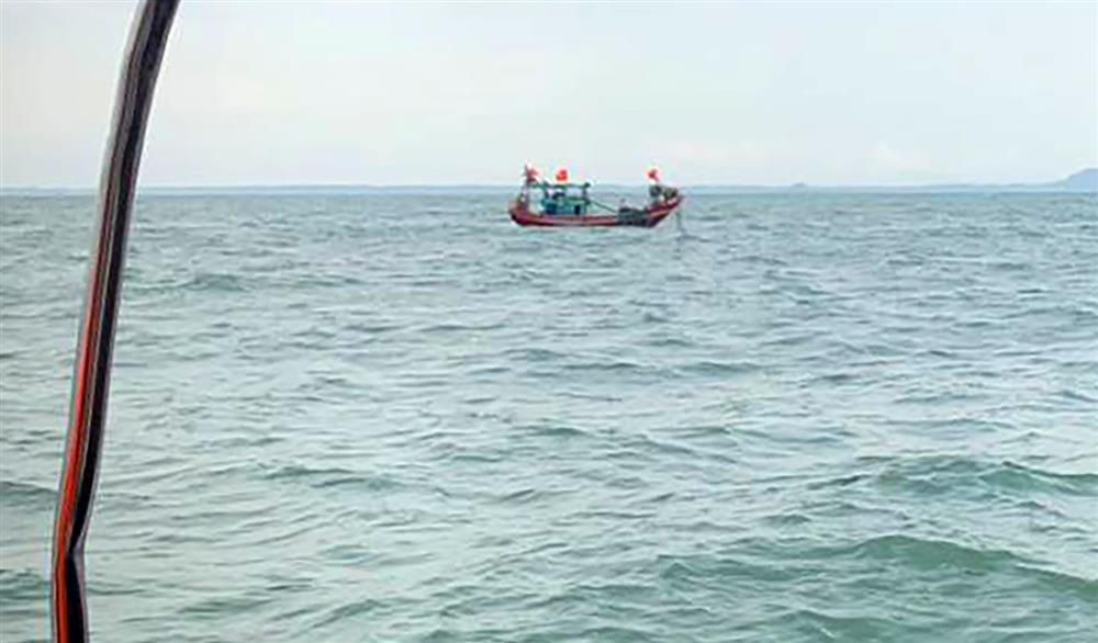 Tìm thấy 2 thi thể mắc kẹt trong tàu cá bị chìm trên biển ở Nghệ An-1