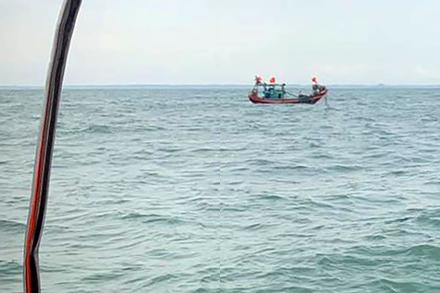 Tìm thấy 2 thi thể mắc kẹt trong tàu cá bị chìm trên biển ở Nghệ An