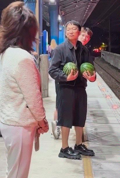 Cô gái xinh đẹp thừa nhận kích thước tâm hồn bằng trái dưa hấu-3