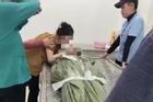 Bình Dương: Vợ mang thai 7 tháng khóc ngất khi chồng bị đồng nghiệp lái xe nâng tông tử vong