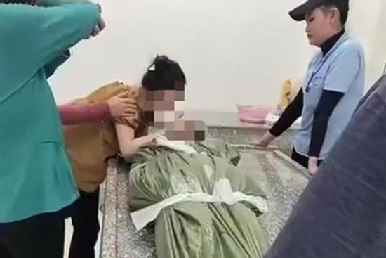 Bình Dương: Vợ mang thai 7 tháng khóc ngất khi chồng bị đồng nghiệp lái xe nâng tông tử vong