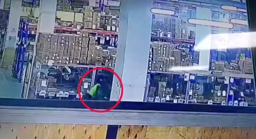 Bình Dương: Vợ mang thai 7 tháng khóc ngất khi chồng bị đồng nghiệp lái xe nâng tông tử vong-1