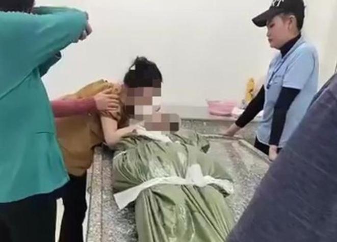 Vợ khóc ngất khi chồng bị đồng nghiệp lái xe nâng tông tử vong