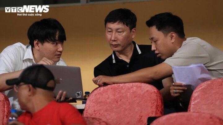 HLV tuyển Việt Nam Kim Sang-sik làm gì trong lần đầu tiên đi xem V.League?-4