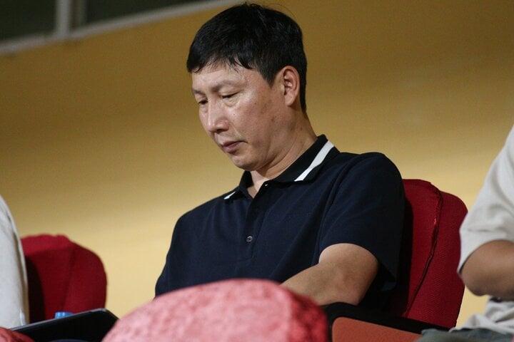 HLV tuyển Việt Nam Kim Sang-sik làm gì trong lần đầu tiên đi xem V.League?-3
