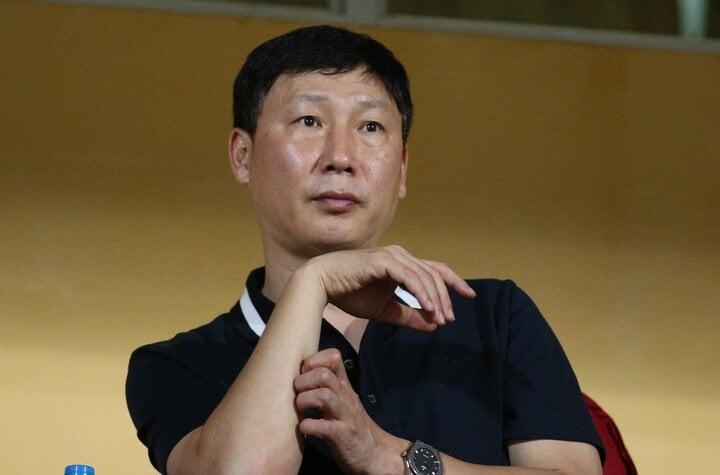 HLV tuyển Việt Nam Kim Sang-sik làm gì trong lần đầu tiên đi xem V.League?-1