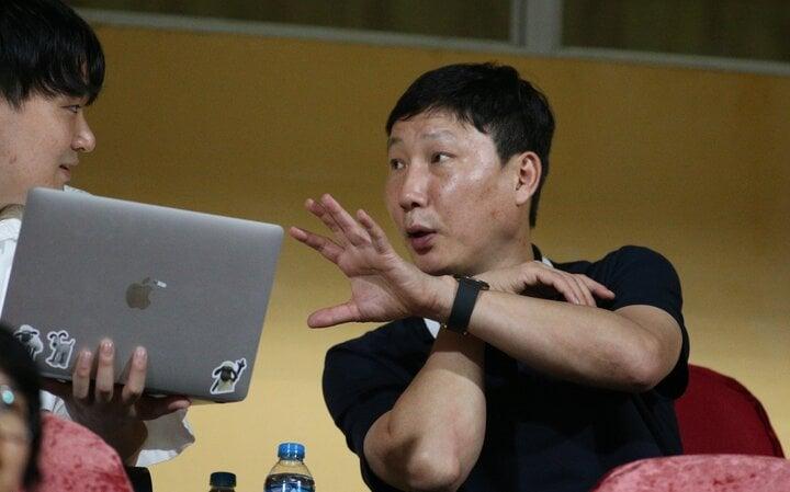 HLV tuyển Việt Nam Kim Sang-sik làm gì trong lần đầu tiên đi xem V.League?-2