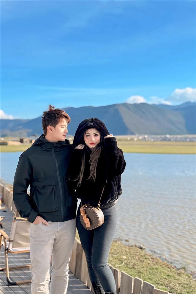 Diễn viên Huỳnh Anh và vợ MC hơn 6 tuổi đi tuần trăng mật ở Trung Quốc-1