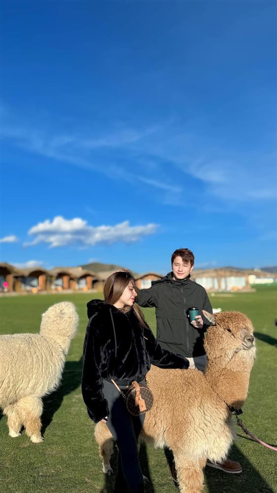 Diễn viên Huỳnh Anh và vợ MC hơn 6 tuổi đi tuần trăng mật ở Trung Quốc-2