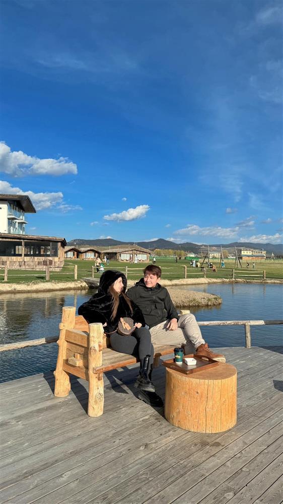 Diễn viên Huỳnh Anh và vợ MC hơn 6 tuổi đi tuần trăng mật ở Trung Quốc-4