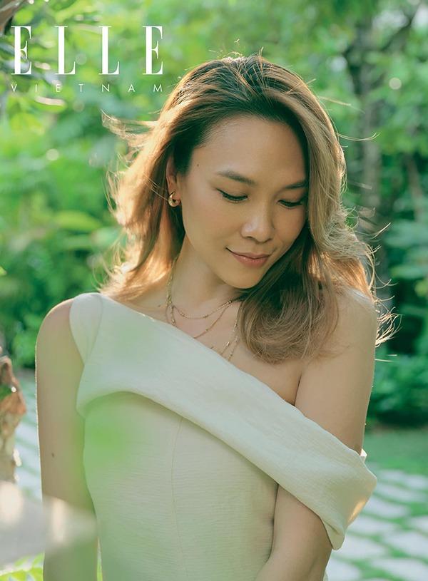 Nhan sắc đời thực của nữ ca sĩ gốc Đà Nẵng: 43 tuổi chưa chồng, eo thon, có làn da bóng mịn-2