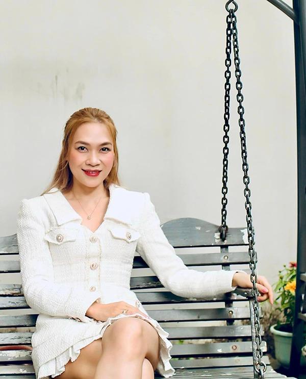 Nhan sắc đời thực của nữ ca sĩ gốc Đà Nẵng: 43 tuổi chưa chồng, eo thon, có làn da bóng mịn-6