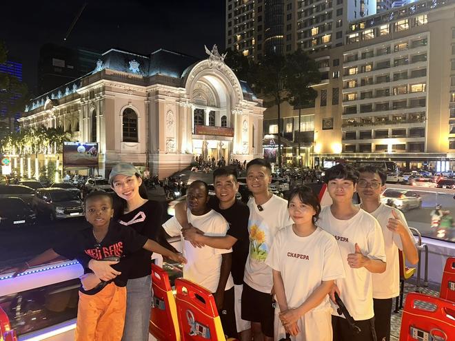 Thùy Tiên tự tay đệm đàn và hát cùng team Quang Linh Vlogs, Lôi Con minh họa nhiệt tình dù không hiểu gì-1