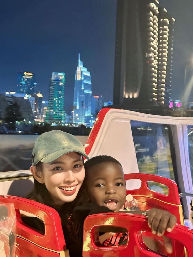 Thùy Tiên tự tay đệm đàn và hát cùng team Quang Linh Vlogs, Lôi Con minh họa nhiệt tình dù không hiểu gì-5