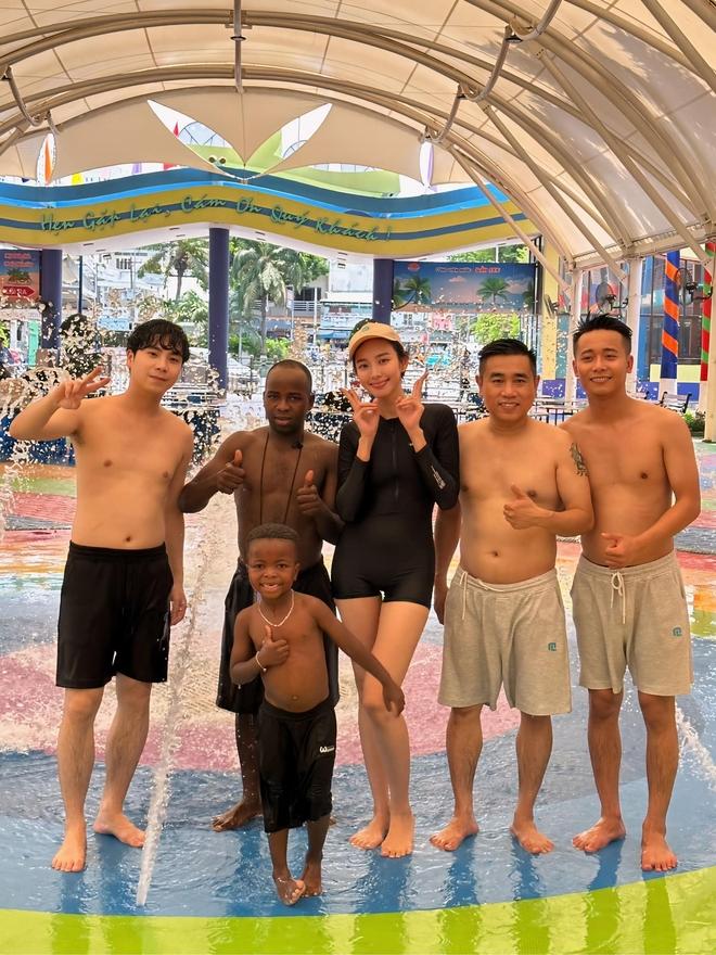 Thùy Tiên tự tay đệm đàn và hát cùng team Quang Linh Vlogs, Lôi Con minh họa nhiệt tình dù không hiểu gì-2