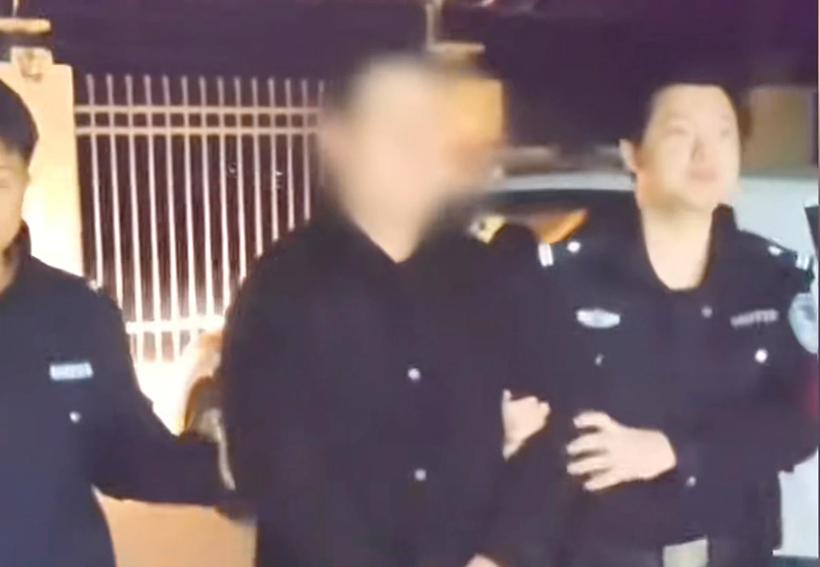 Mẹ tát con trai bôm bốp vì nhìn trộm nhà vệ sinh nữ, cộng đồng vỗ tay ủng hộ-2