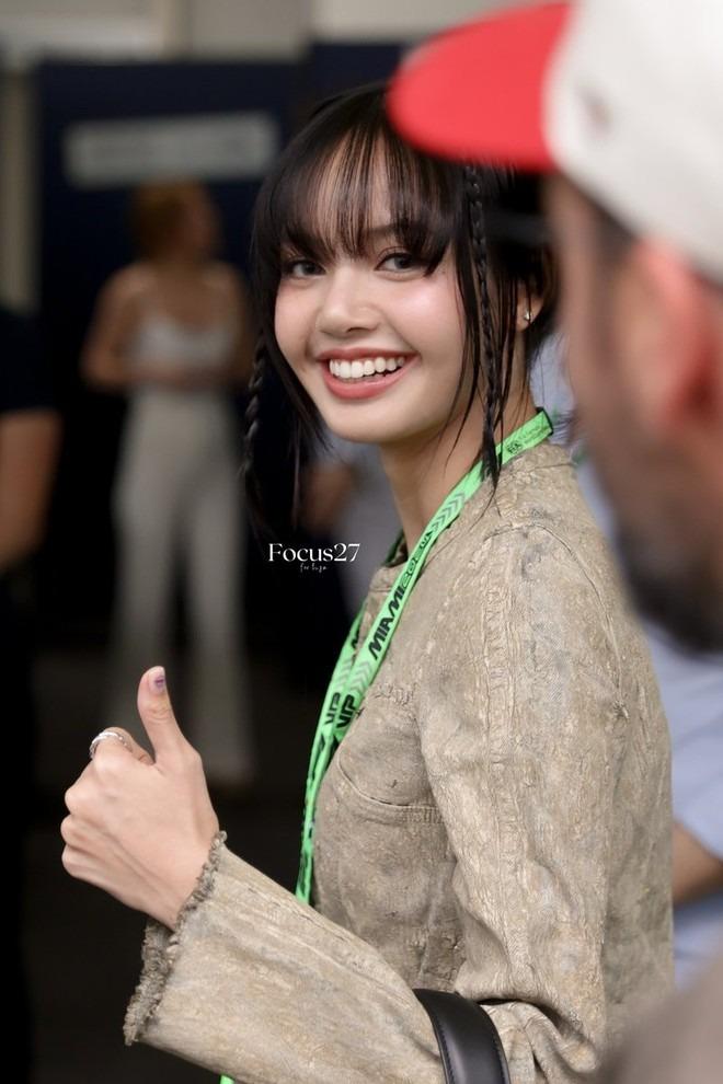 Lisa và bạn trai CEO lại gây sốt ở Mỹ: Khoảnh khắc lén nhìn đối phương khiến MXH bùng nổ!-1