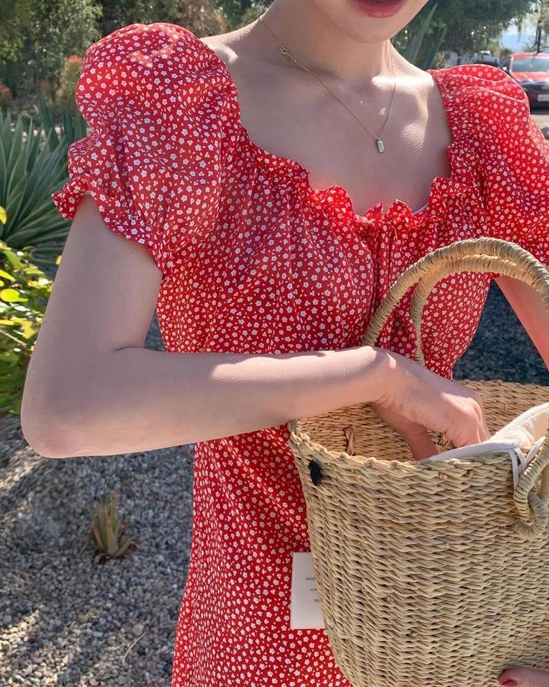 Kiểu áo trễ vai đáng sắm nhất trong mùa hè: Diện được 2 kiểu, từ thanh lịch đến gợi cảm-4