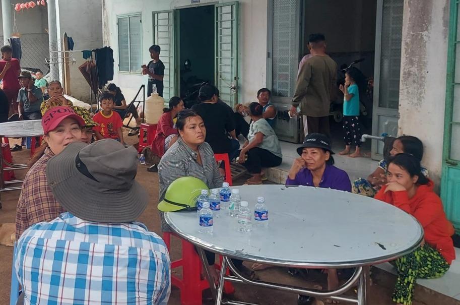 Người mẹ khóc ngất khi nhận thi thể của con trai 8 tuổi sau 3 ngày mất tích-1