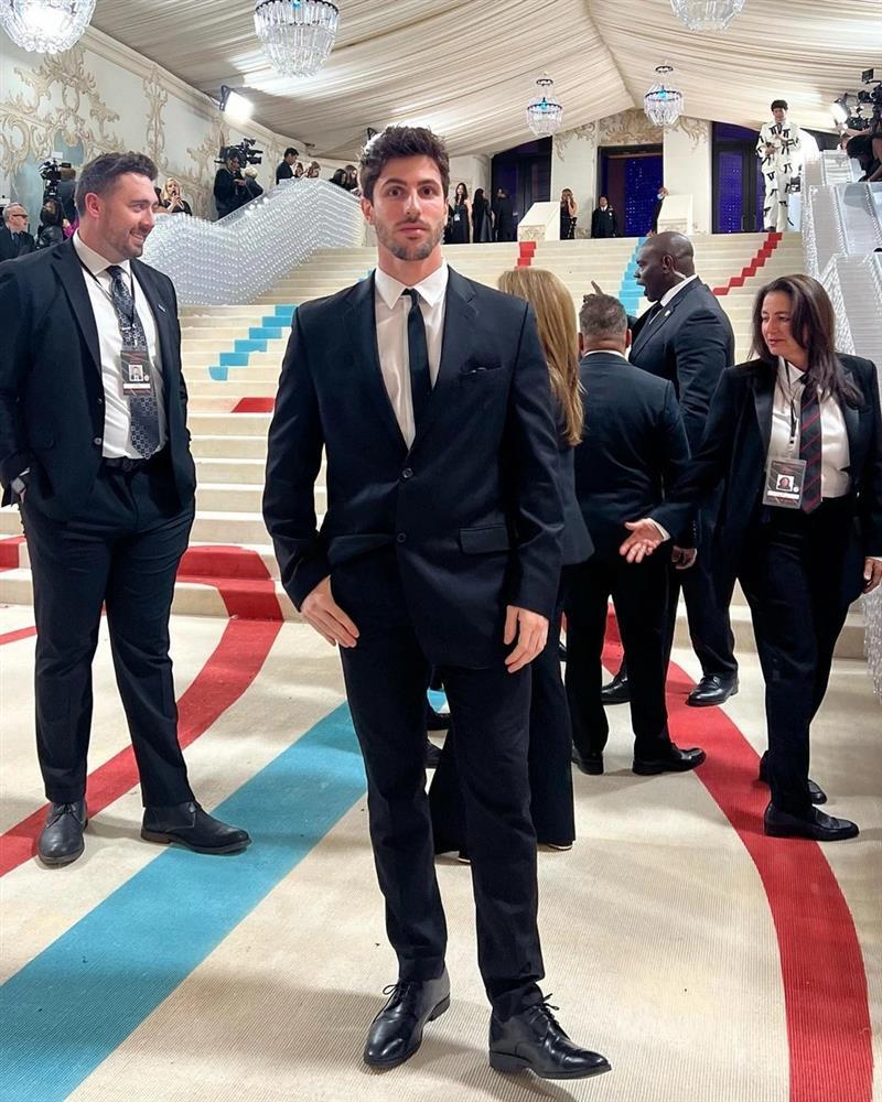 Nam người mẫu bị sa thải khỏi Met Gala vì quá điển trai-1