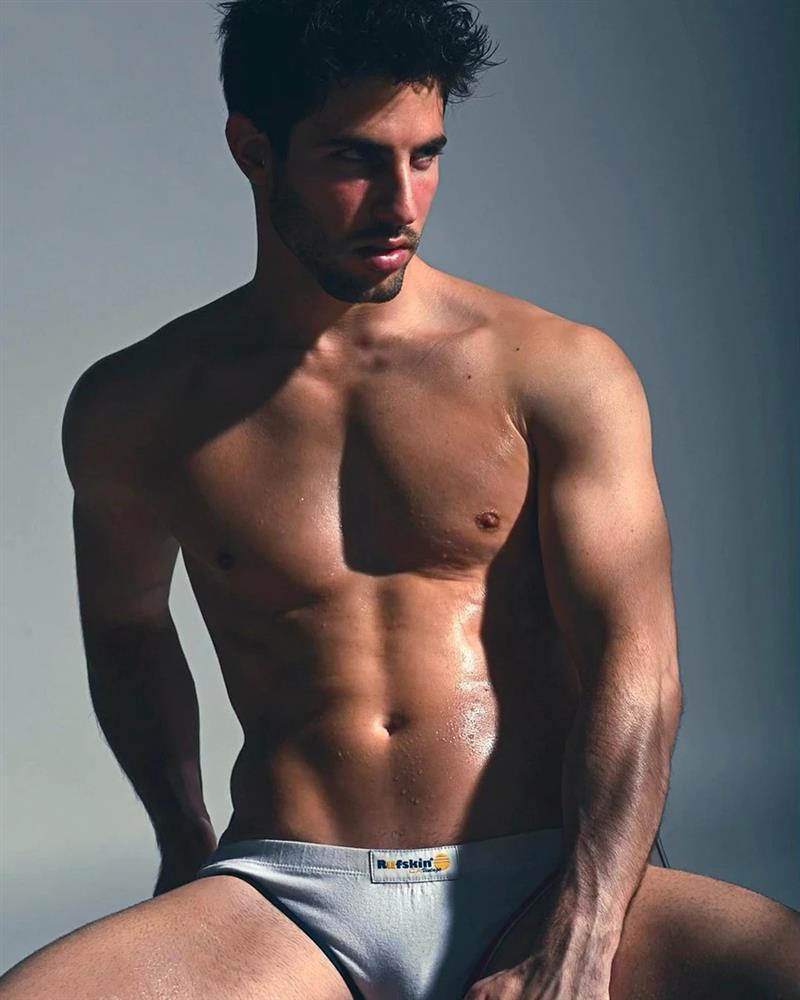 Nam người mẫu bị sa thải khỏi Met Gala vì quá điển trai-7